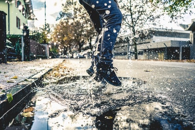 人在水坑溅上道路行驶
